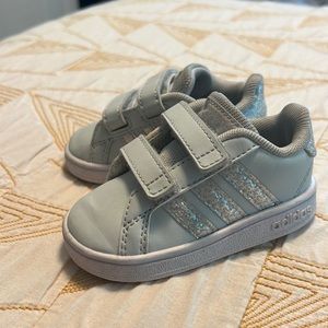 Adidas toddler sneaker size 4 light green